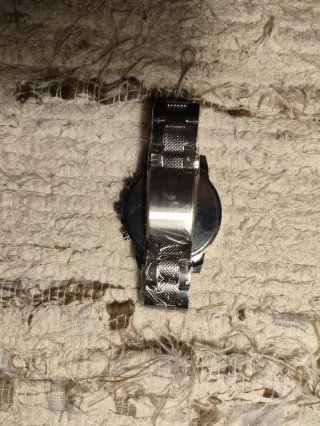 Reloj de pulsera plateado y negro