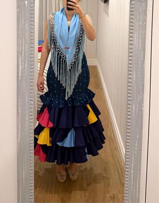 Traje de flamenca volantes azul y rosa