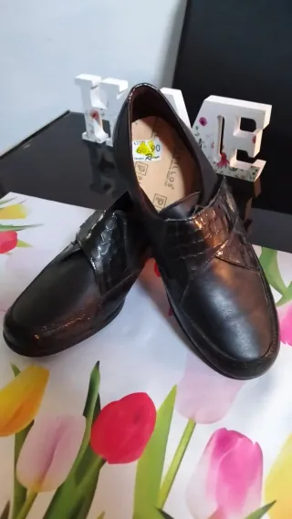 Zapatos de piel negros Talla 36. Pitillos