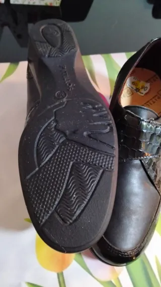 Zapatos de piel negros Talla 36. Pitillos