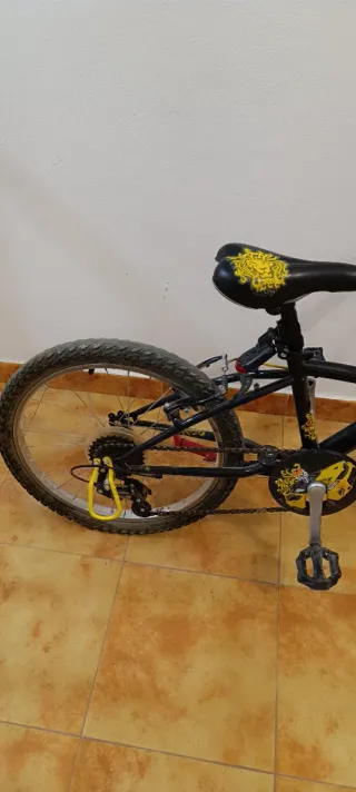 Bicicleta infantil BTWIN negra y amarilla