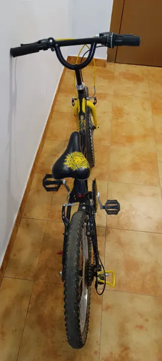 Bicicleta infantil BTWIN negra y amarilla