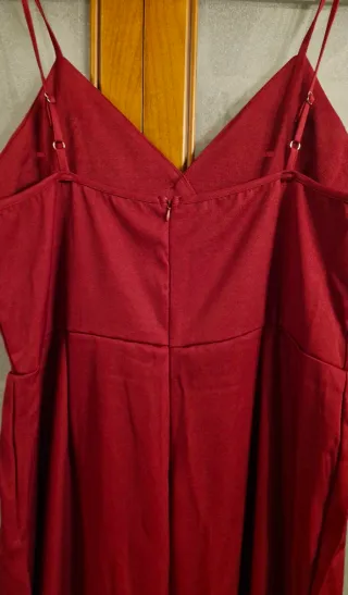 Mono con blusa rojo oscuro