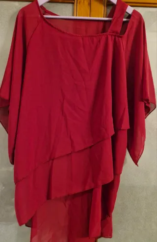 Mono con blusa rojo oscuro