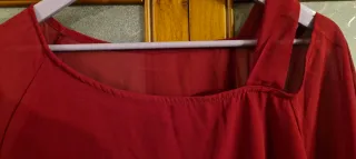 Mono con blusa rojo oscuro