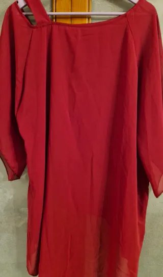 Mono con blusa rojo oscuro