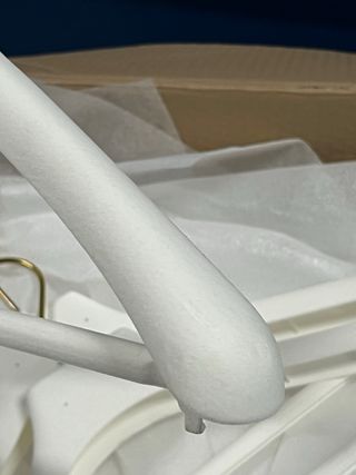 Perchas flocadas blancas con barra para pantalón