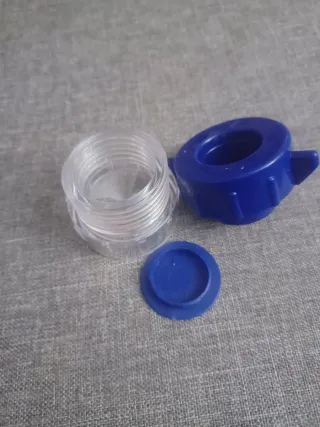 Triturador de pastillas de medicamentos azul y tra