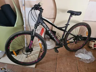 Bicicleta Mondraker rosa y negra