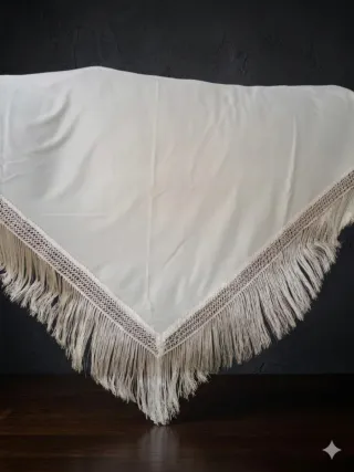 Manton blanco con flecos