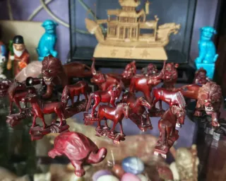 Figuras animales chinos madera roja