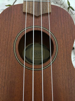 Ukelele de madera marrón