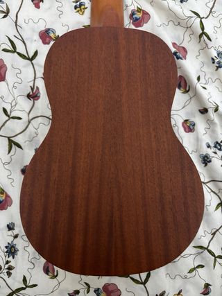 Ukelele de madera marrón