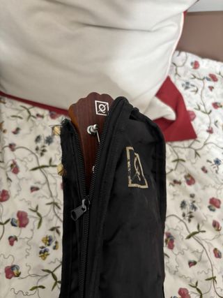 Ukelele de madera marrón