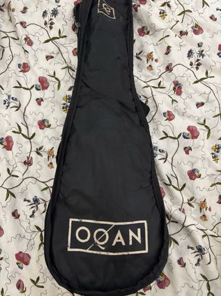 Ukelele de madera marrón