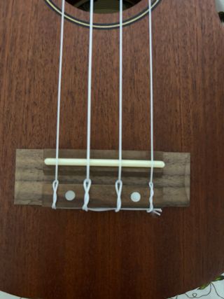 Ukelele de madera marrón