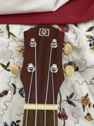 Ukelele de madera marrón