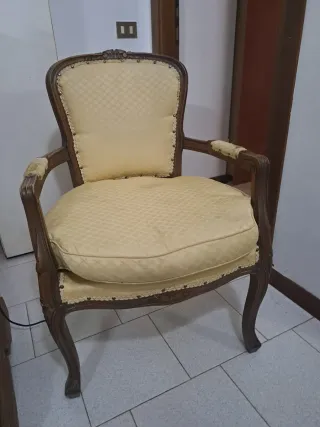 Sedia antica in legno e tessuto