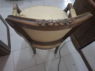 Sedia antica in legno e tessuto