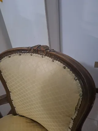 Sedia antica in legno e tessuto