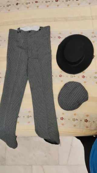 Pantalón y gorra de rayas