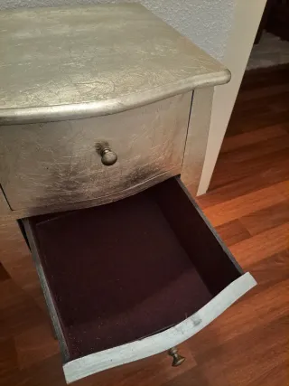 Mesita de noche plateada