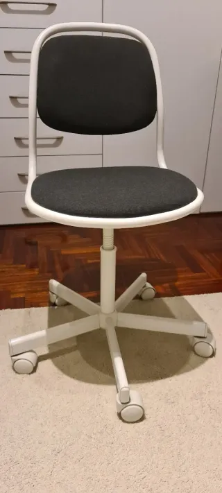Silla de escritorio negra y blanca