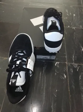 Zapatillas Adidas Negras y Blancas