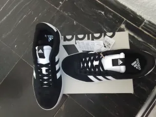 Zapatillas Adidas Negras y Blancas