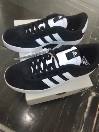 Zapatillas Adidas Negras y Blancas