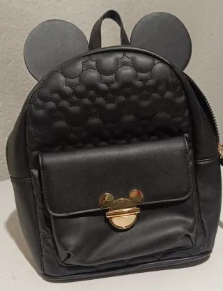 Mochila Negra con Orejas y Cierre Dorado