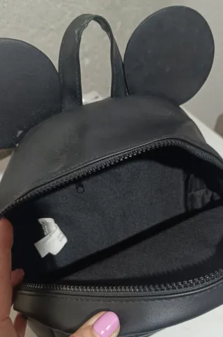 Mochila Negra con Orejas y Cierre Dorado