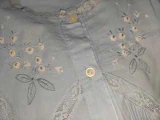 Camicie da notte bianche e azzurre