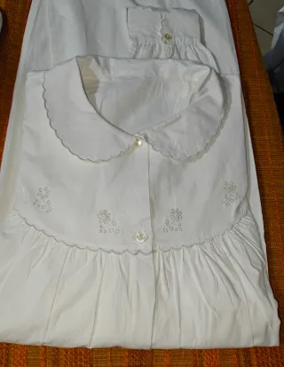 Camicie da notte bianche e azzurre