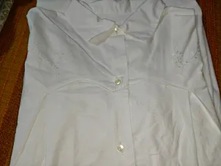 Camicie da notte bianche e azzurre