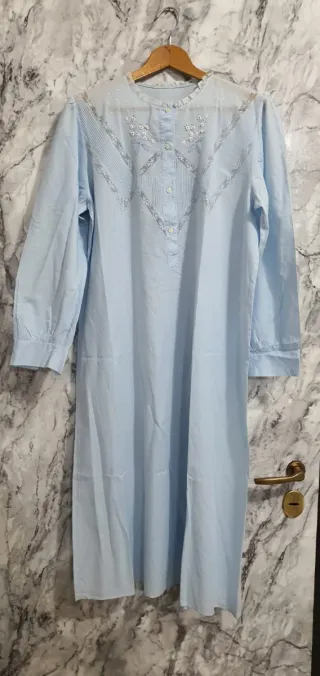 Camicie da notte bianche e azzurre