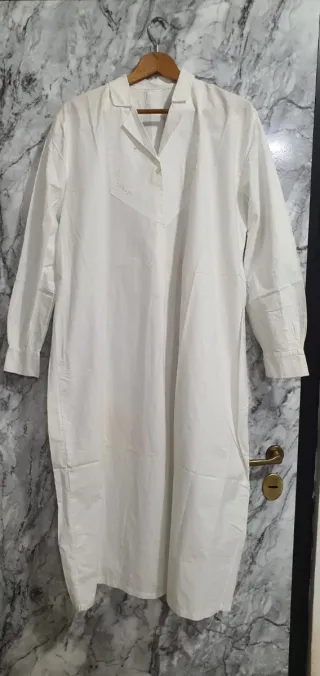 Camicie da notte bianche e azzurre