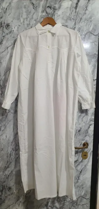 Camicie da notte bianche e azzurre