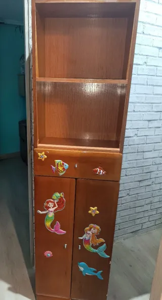 Librería infantil con adornos