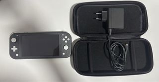 Nintendo Switch Lite Gris + Cargador y Funda