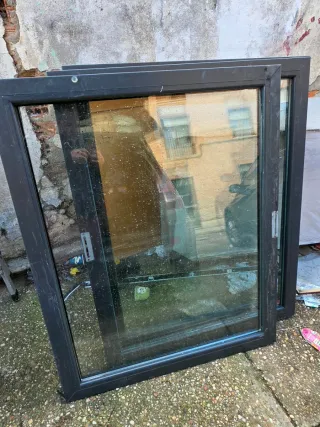 Ventana 1.02x1.25m gris.