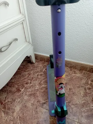 Patinete infantil morado + casco + protecciones