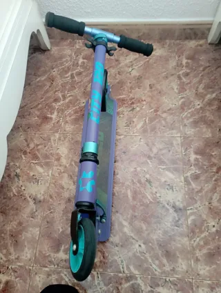 Patinete infantil morado + casco + protecciones
