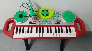 Piano infantil con micrófono