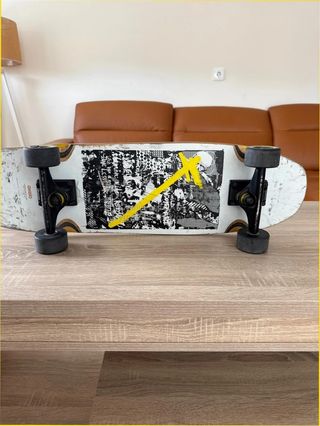 Monopatín Oxelo con línea amarilla