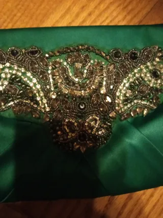 Bolso de fiesta verde con pedrería