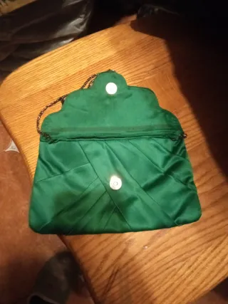 Bolso de fiesta verde con pedrería