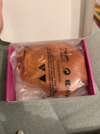 Peluca naranja ondulada con flequillo