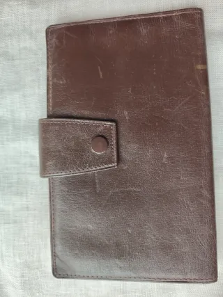 Cartera de piel marrón