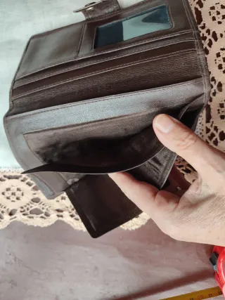 Cartera de piel marrón